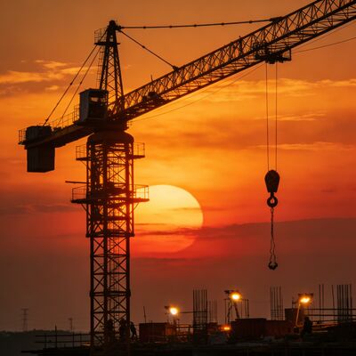 Rijsnelheid 0 tot 50 m/min Torenkraan Laadvermogen 10T en Klimsnelheid 0,5 m/min Ontworpen voor Materieelverplaatsing